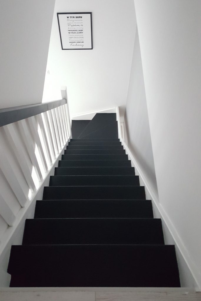 Bystrý smrkové schody s dolním lomením dvoubarevné černá a bílá realizace shora